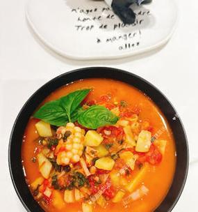 《以龙族幻想蔬菜汤为灵感的番茄蔬菜汤》（用游戏中的元素为食谱增添创意）