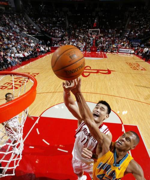 NBA2K13抢篮板球技巧（掌握游戏中的篮板争夺）